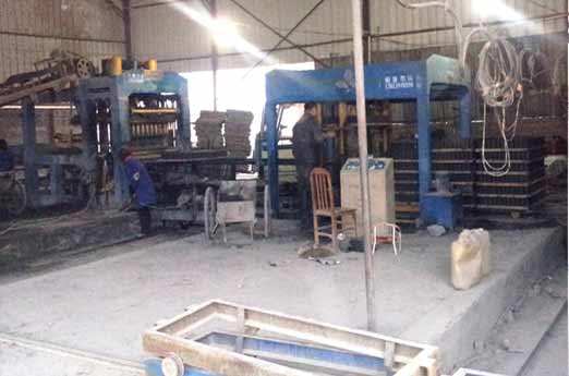 江西(xī)分宜8型砌(qi)塊成型機(ji)生産現場(chǎng)