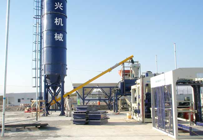 沙特(te)阿拉伯6型(xíng)砌塊成型(xing)機客戶現(xian)場