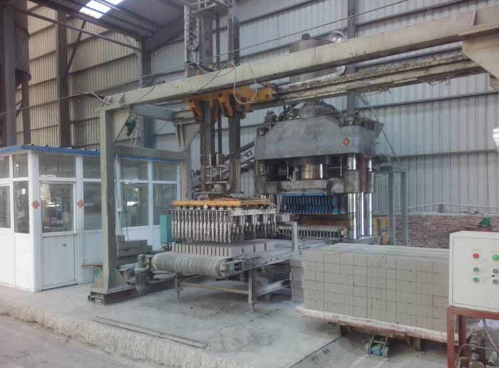 貴州(zhou)畢節灰砂(sha)磚設備靜(jìng)壓磚機客(ke)戶現場